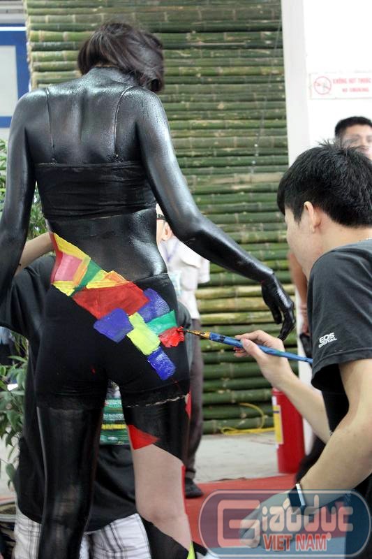 Các giai đoạn hoàn thành một tác phẩm body painting cần sự phối hợp của cả một ekip